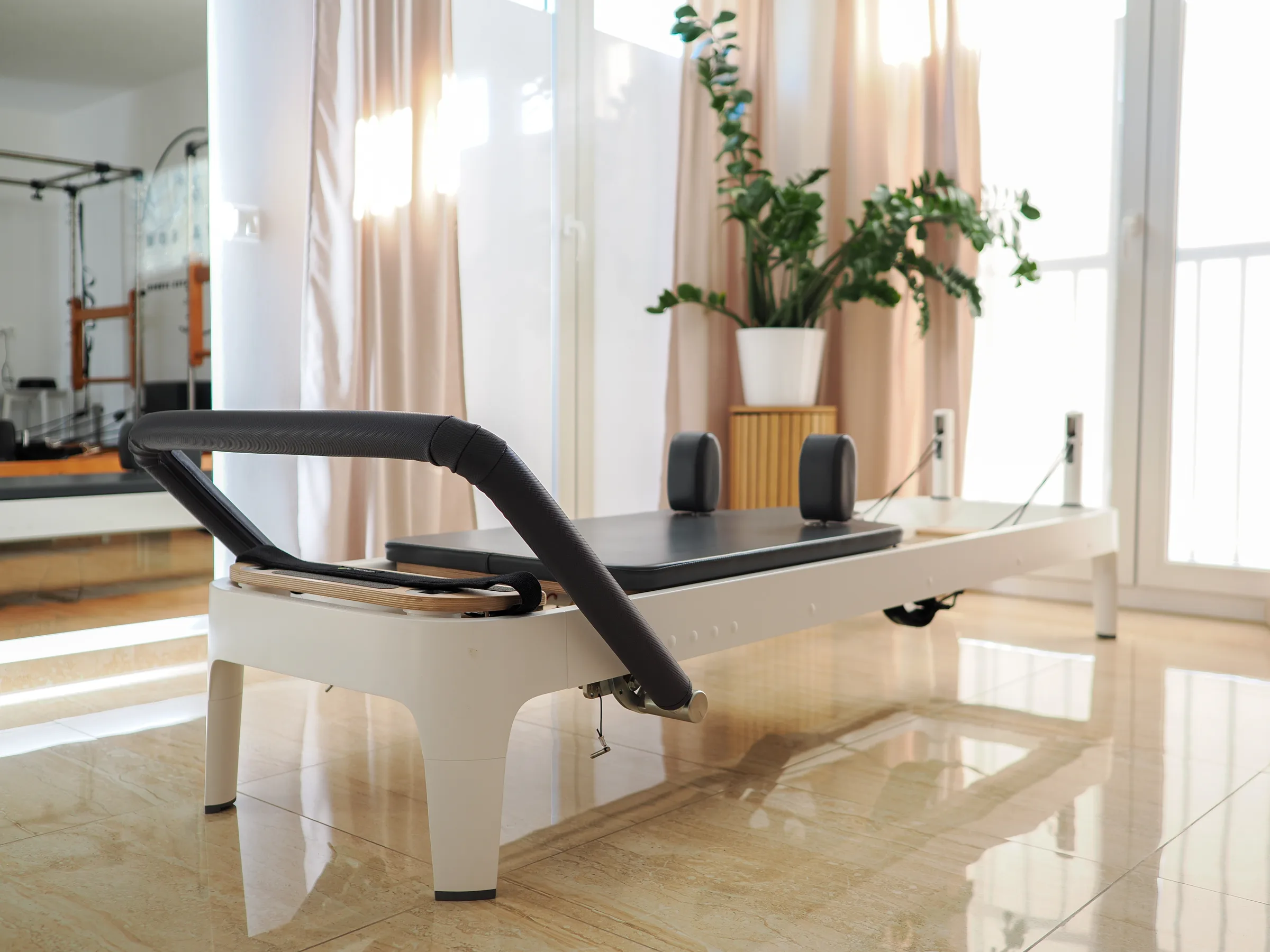 Moderner Reformer in Weiß im BSR Pilates Studio