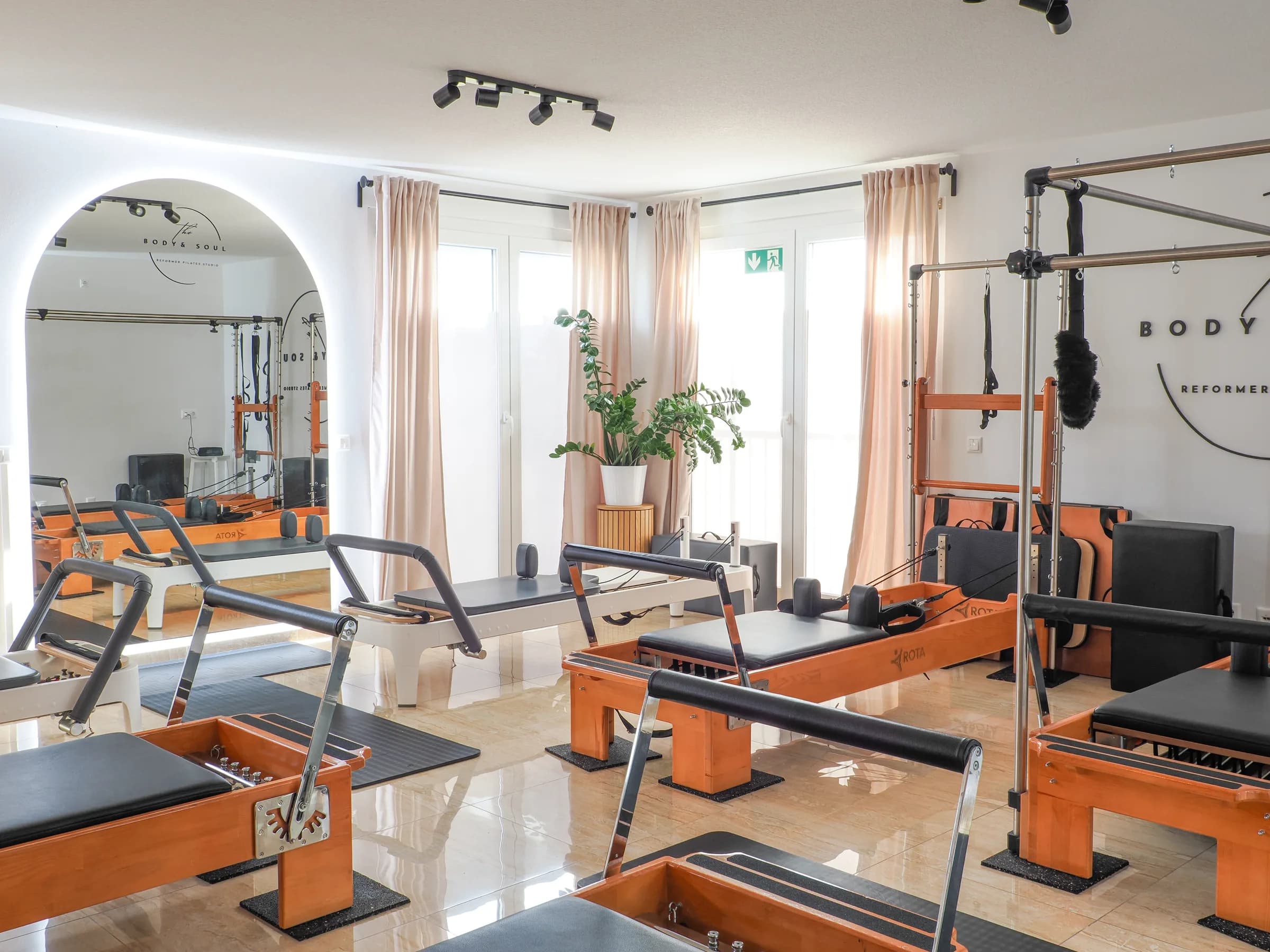 Reformer Pilates Studio – Trainingsraum mit mehreren Reformer-Geräten
